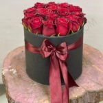 خرید جعبه‌ گل رز رمانتیک 10 شاخه