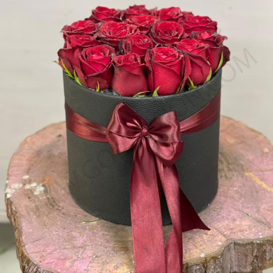 خرید جعبه‌ گل رز رمانتیک 10 شاخه
