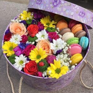 خرید باکس گل ترکیب گلهای مینیاتور به همراه ماکارون یا شکلات