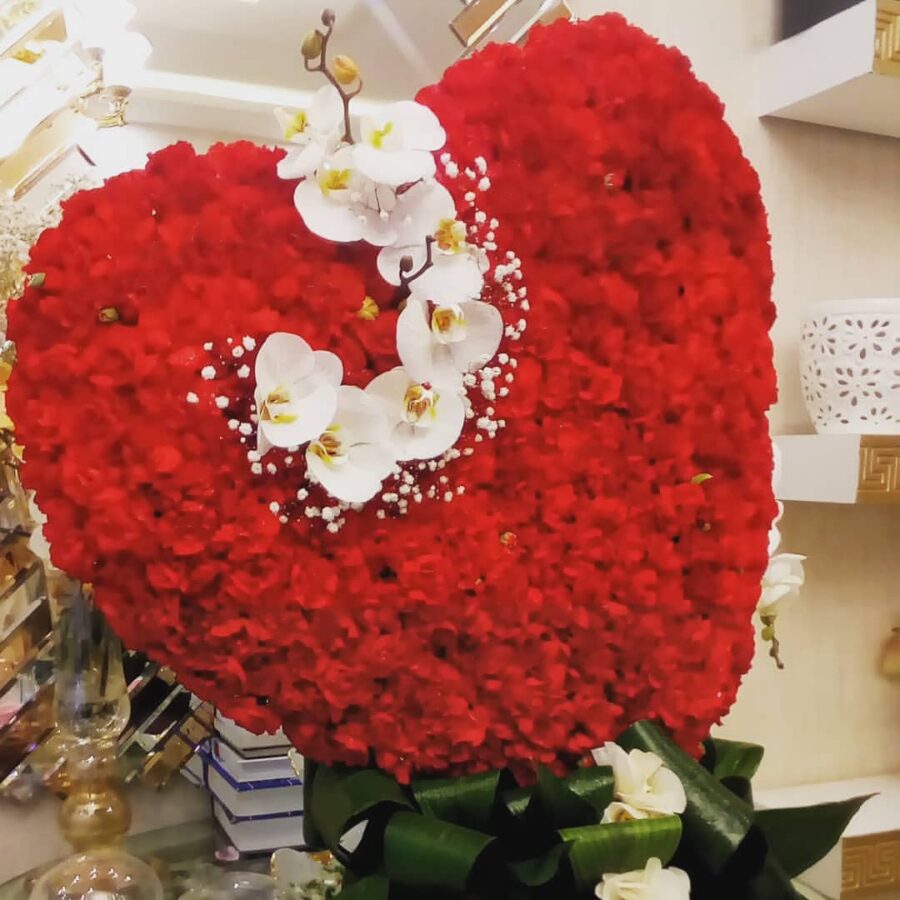 خرید سبد گل رومیزی طرح قلب میخک