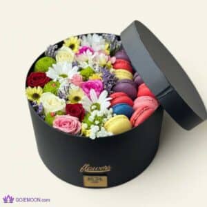 خرید باکس گل ترکیب گلهای مینیاتور به همراه ماکارون یا شکلات