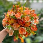 خرید دسته گل جذاب رزهای سفید و نارنجی