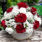خرید باکس گل سفید با رزهای سرخ