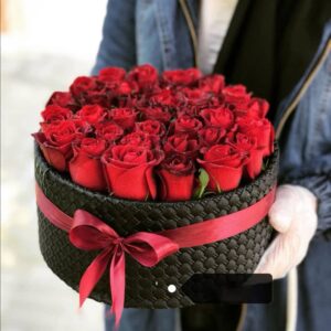 خرید باکس گل مشکی با رزهای سرخ 25 شاخه