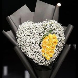 خرید دسته گل قلبی با رز زرد و عروس