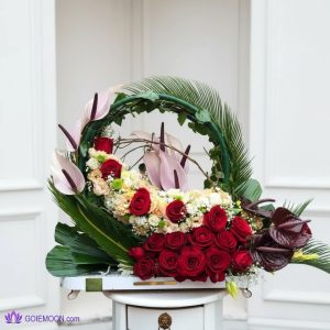 سبد گل آنتوریوم صورتی و رز سرخ