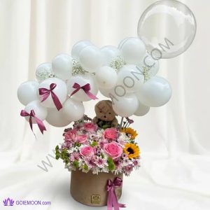 خرید باکس گل آسمانی همراه با عروسک