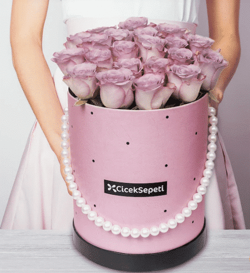 20 Lilac Roses in Pink Box with Pearls خرید 20 گل رز یاسی در جعبه صورتی با مروارید(ترکیه)