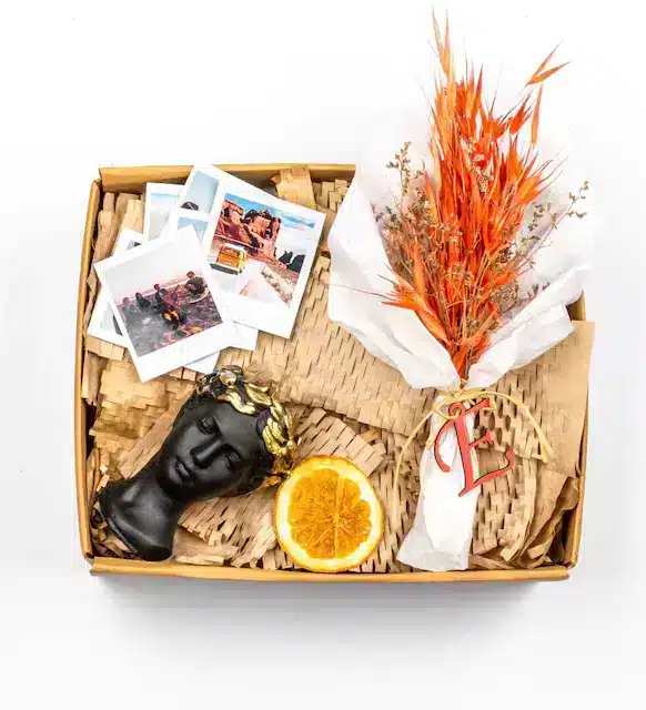 6 عکس پولاروید - شمع هلن - دسته گل گیاهی خشک شده با حروف شخصی - جعبه هدیه طرح ویژه شماره: 42