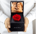 خرید رز قرمز محو نشده با عکس شخصی شده در جعبه ممتاز(ترکیه)