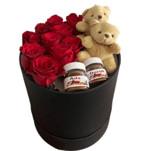 گل رز قرمز، شکلات و خرس عروسکی در جعبه متوسط