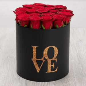 گل رز قرمز در جعبه عشق بزرگ