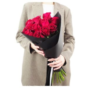 احساسات عاشقانه - دسته گل 12 رز قرمز - چیدمان کاغذ مشکی