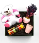 خرید خرس عروسکی مخملی فرشته صورتی - شمع صورتی - ماکارون - اسطوخودوس معطر در گلدان منحنی صورتی - جعبه هدیه طرح ویژه شماره: 17 (ترکیه)