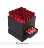 خرید رز قرمز و ماکارون در جعبه مربع سیاه (ترکیه)