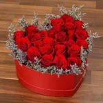 خرید گل رز قرمز در جعبه شکل قلب (امارات)