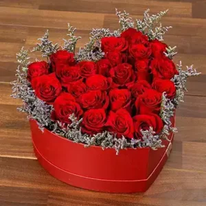 خرید گل رز قرمز در جعبه شکل قلب (امارات)
