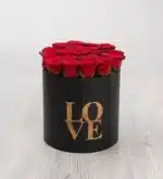 گل رز قرمز در جعبه عشق بزرگ