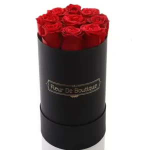 گل رز قرمز در یک جعبه سیلندر سیاه متوسط
