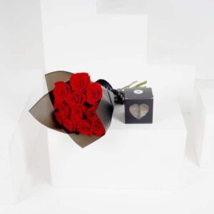 دسته گل 12 رز قرمز با جعبه شکلات کوچک