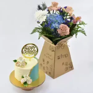 کیک شکلاتی و گل مخصوص جشن تولد شما