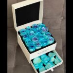 خرید باکس گل 16 شاخه رز آبی
