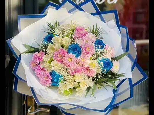 دسته گل داوودی در کنار سایر گلها