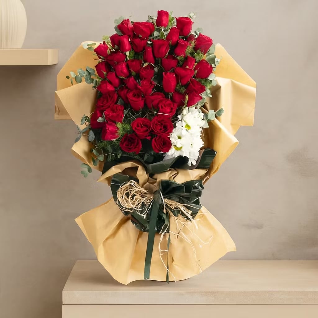 دسته گل کرافت با ۴۱ گل رز قرمز و گل مینا سفید کد76 دسته گل کرافت با ۴۱ گل رز قرمز و گل مینا سفید کد76