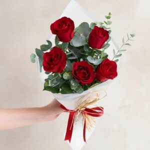 دسته گل ۵ شاخه رز قرمز کد137