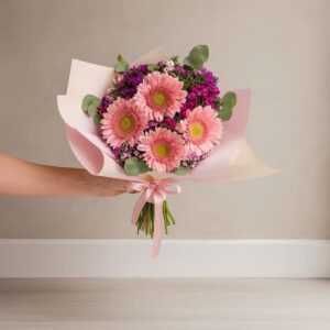 ژربراهای صورتی و گل ویلیام شیرین در یک دسته گل یاسی کد121