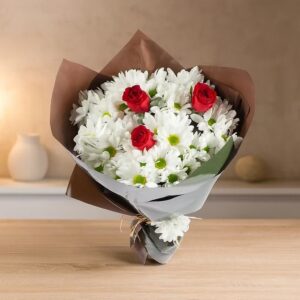 گل رز قرمز و مینا در یک دسته گل قهوه سبز کد104