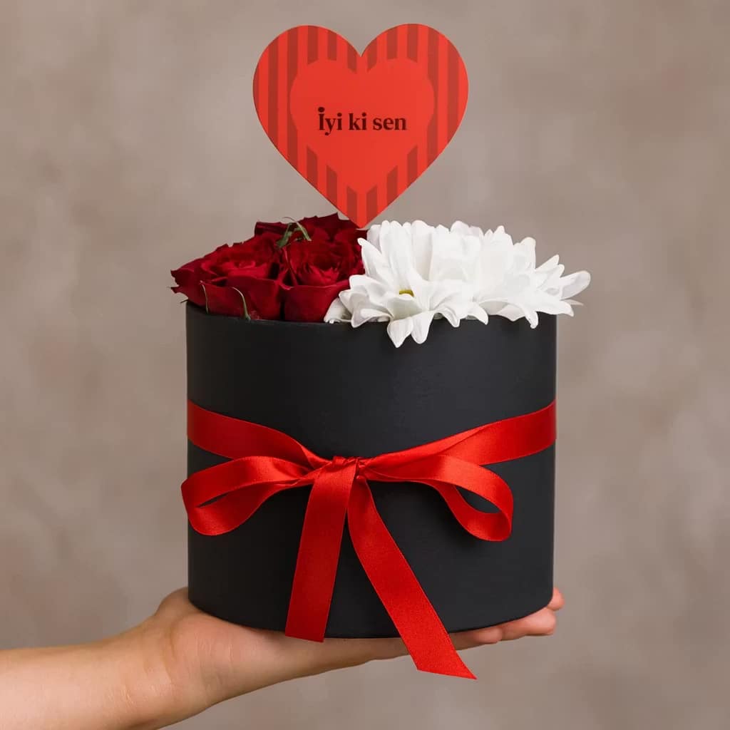 گل رز قرمز و گل مینا سفید در یک جعبه سیاه کد130 گل رز قرمز و گل مینا سفید در یک جعبه سیاه کد130